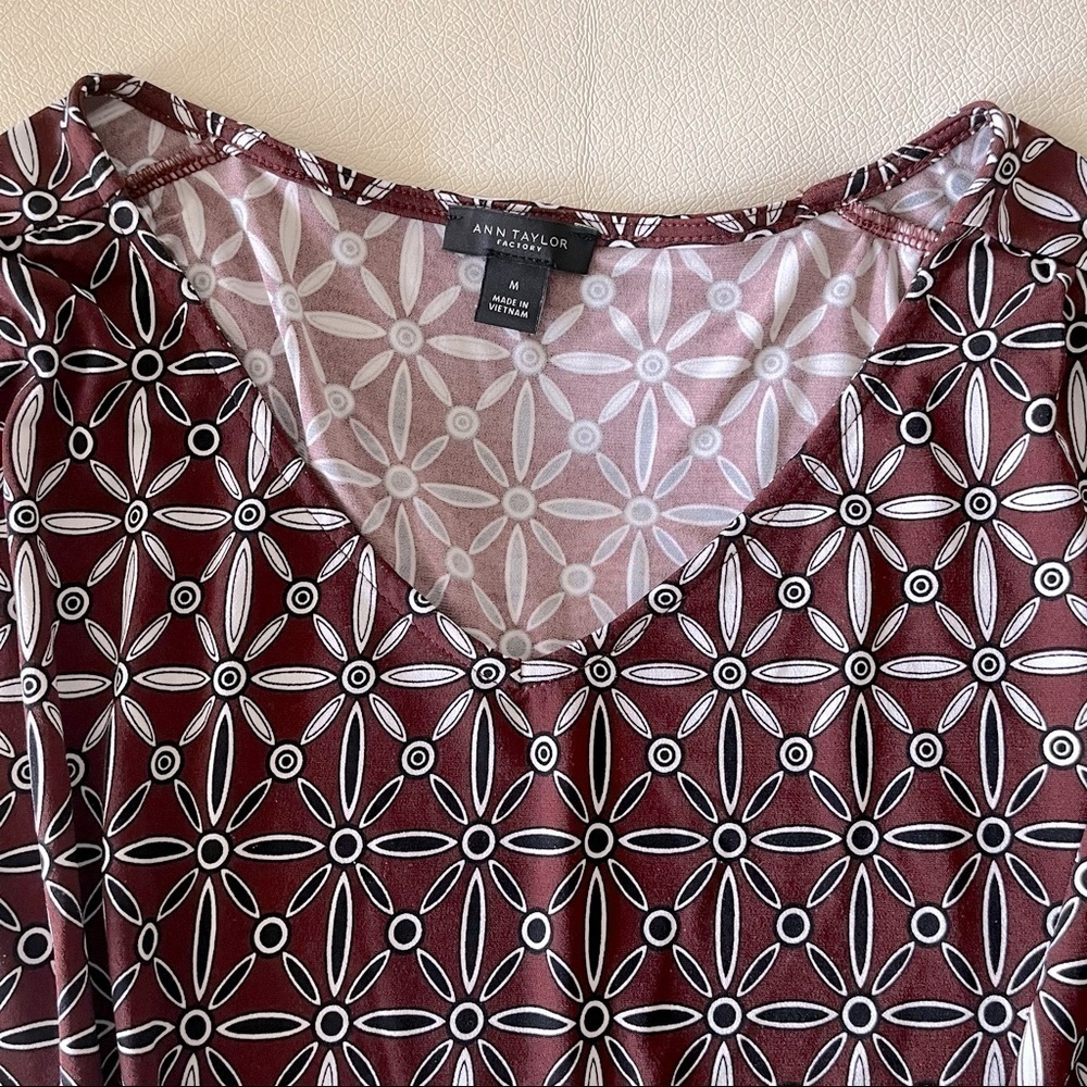 𝅺ann TAYLOR- Brown Geometric print elasticized hem blouse top M Crop top - Picture 2 of 5